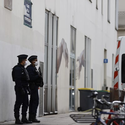 Poliser vaktar utanför Charlie Hebdos tidigare kontor i Paris 26.9 