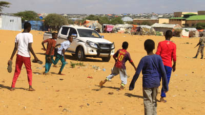 pojkar spelar fotboll på flyktingläger i mogadishu