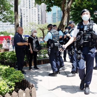 Poliisi etsii aktivisteja Hong Kongissa.