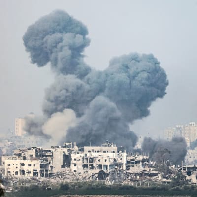 Ruiner i norra Gaza fotograferade på söndagen 28.10 från den israeliska sidan om gränsen till Gazaremsan. 
