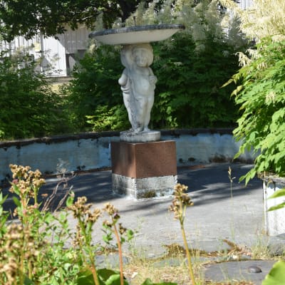 Staty i en fontän utan vatten.