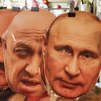 Upphängde ansiktsmasker som föreställer Aleksandr Lukashenko, Jevgenij Prigozjin och Vladimir Putin.