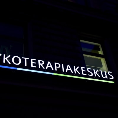 Pstkoterapicentret Vastaamos logo på en mörk husfasad.