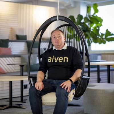 Ohjelmistoyhtiö Aivenen tuotejohtaja Hannu Valtonen Helsingin keskustassa sijaitsevassa konttorissa.