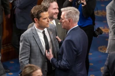 Representanthusets talman Kevin McCarthy diskuterar med den republikanska ledamoten Matt Gaetz.