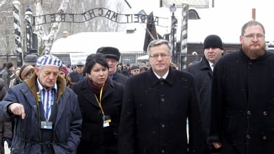 Polens president Bronisław Komorowski guidas i Auschwitz av den tidigare lägerfången Igor Malicki.