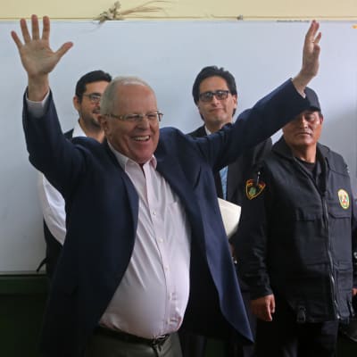 Den förre ekonomen Pedro Pablo Kuczynski leder ytterst knappt enligt preliminära resultat efter presidentvalet i Peru