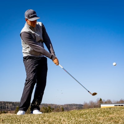 Sami Välimäki golfkentällä.