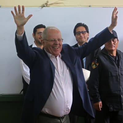 Den förre ekonomen Pedro Pablo Kuczynski leder ytterst knappt enligt preliminära resultat efter presidentvalet i Peru