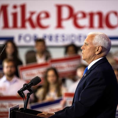 Mike Pence står vid talarpodiet när han inledde sin presidentvalskampanj i Iowa.