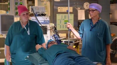 tre sjukskötare improviserar en operation i en operationssal