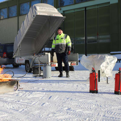 Kaakkois-Suomen Pelastusalanliiton toiminnanjohtaja Veli-Matti Aaltonen valmistelemassa alkusammutusharjoitusta.