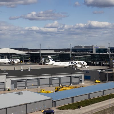 Finnairin lentokoneita lentoaseman edustalla.