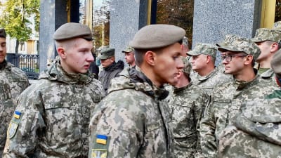 Ukrainska soldater utanför Ukrainas försvarsministerium.