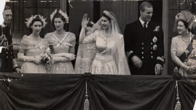 Prins Philip och prinsessan Elizabeth vid Buckingham palace efter bröllopsceremonin.