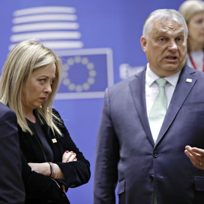 Sveriges statsminister Ulf Kristersson, Italiens statsminister Giorgia Meloni och Ungerns premiärminister Viktor Orban på EU-möte.