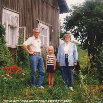 Paavo Jerkku och hans syster på besök i barndomshemmet i Karelen.