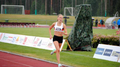 Nathalie Blomqvist löper i mål.