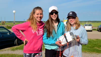 Tre flickor med en hemgjord vädersatellit