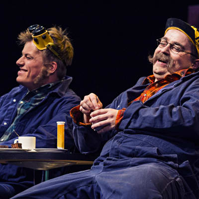 Backlund (Kaj Korkea-Aho) och Murri (Ted Forsström) tar "kaffi tå" och en "brunbeta".