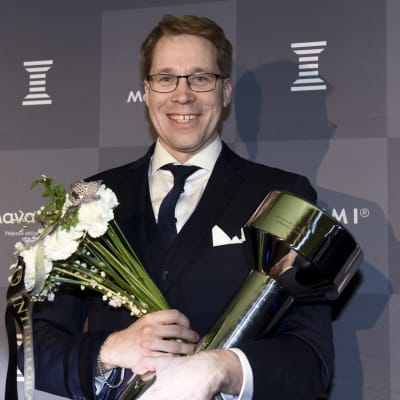 Olli Ohtonen med pokal och blomma på idrottsgalan