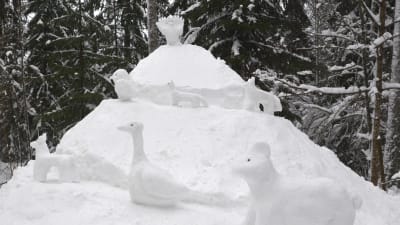 Snöskulptur av Aleksi Lehikoinen. Skulpturen uppmärksammar klimatförändringen samt artdöden. 