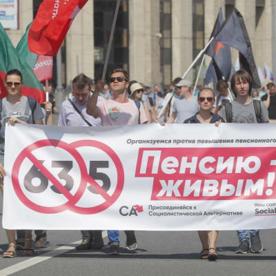 Demonstration mot pensionsåldershöjning i Moskva. 