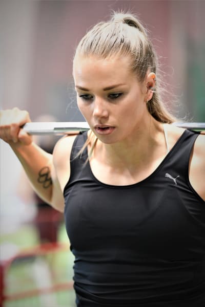 Elina Lampela styrketränar.
