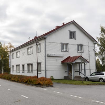 Lestijärven taajaman lävitse kulkeva tie ja kunnanvirasto. 