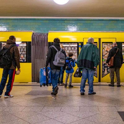 Ihmisiä nousemassa Metroon Berliinissä.