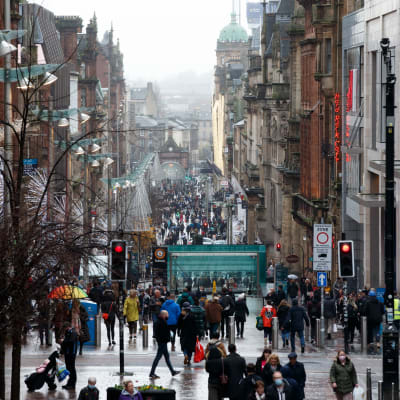 Skotlannin Glasgow'ssa on voimassa tiukkoja koronarajoituksia joulukuun 11. päivään saakka.Ihmiset hoitivat asioitaan ennen rajoitusten voimaan astumista 20. marraskuuta 2020.