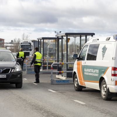 Rajavartijoita pysäyttämässä autoja Torniossa Ruotsin rajalla.