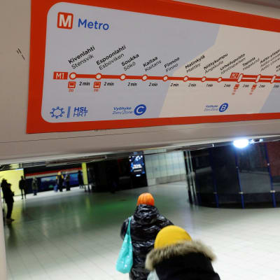 En metroskylt där man ser de västligaste stationerna på linjen: Stensvik, Esboviken och Sökö.