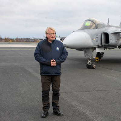 Ruotsin puolustusministeri Peter Hultqvist Lapin lennostossa Rovaniemellä