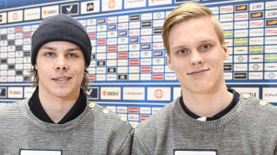 Offensiva backarna Miro Heiskanen och Olli Juolevi under en presskonferens inför turneringen.