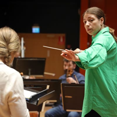 Sinfonia Lahden kapellimestari Dalia Stasevska johtaa orkesteria Lahden Sibeliustalossa.