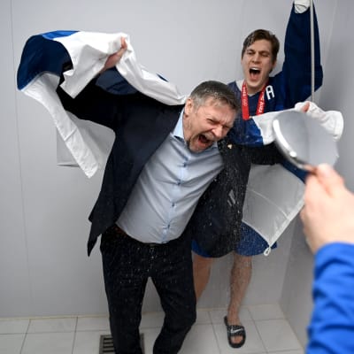 Valtteri Filppula håller i trådarna då Jukka Jalonen tar sig en dusch.