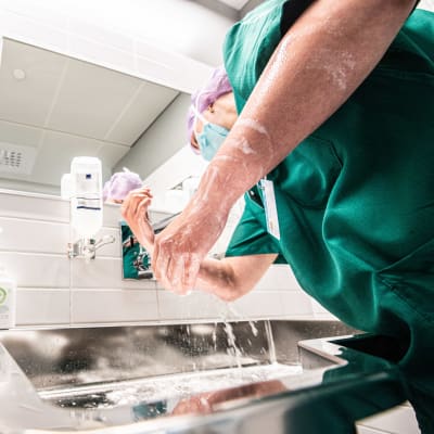 Operationsskötare tvättar sig inför arbete på kirurgisk avdelning.