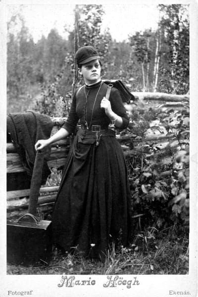 Den norska fotografen Marie Høeg hade en fotostudio både i Ekenäs och i Hangö. Här tog hon bland annat queera bilder i slutet av 1800-talet.