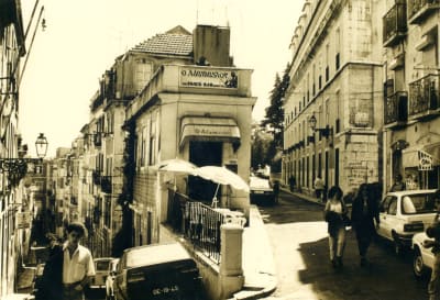 Kaupunkikuvaa Lissabonista Jukka takalon interraililta vuonna 1989. Eri suuntaan meneviä pikkukujia, ihmisiä ja autoja sekä baareja.
