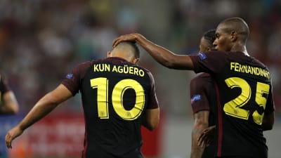 Fernandinho klappar Sergio Agüero på huvudet.