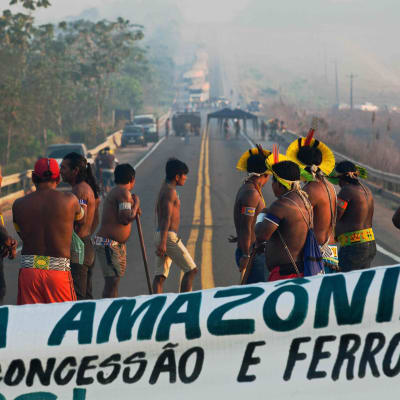 Ursprungsbefolkning som blockerar väg i Amazonas.