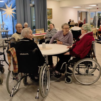 Fyra äldre sitter och pratar med varann på servicehemmet Lyckan i Pernå, Lovisa.