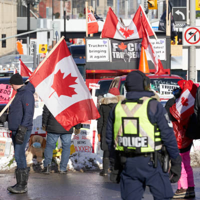 Demonstranter blockerar en gata i Kanadas huvudstad Ottawa.