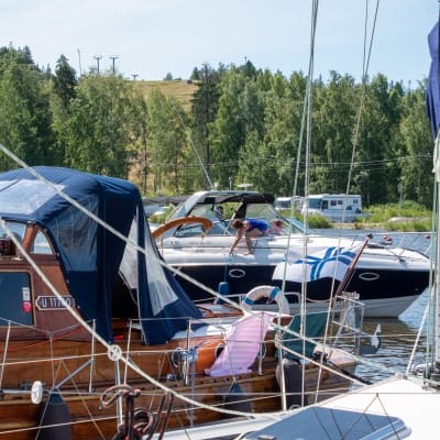 Segelbåtar förtöjda vid Borgå å.