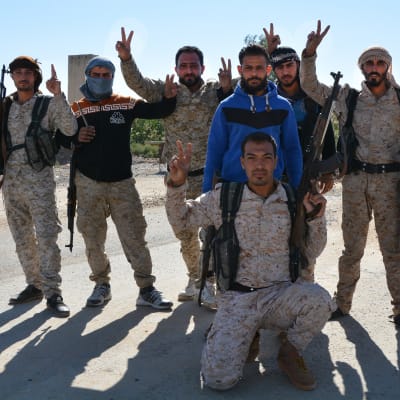 SDF-soldater jublar över sina segrar i östra Syrien där IS håller på att trängas tillbaka mot den irakiska gränsen