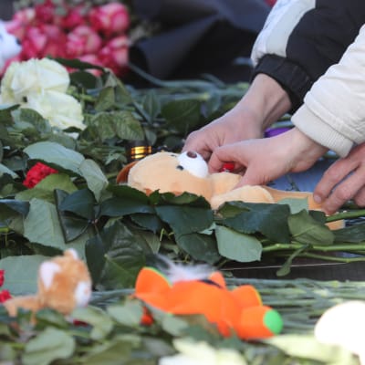 Blommor och nallebjörn som sörjande lägger ner efter branden i Kemerovo