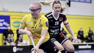 Annina Levälampi (PSS) och Karoliina Kujala (SB-Pro) i en duell.