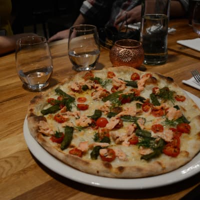 Pizza Salmone på Pjazza i Helsingfors,