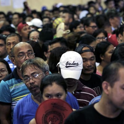 Väljare står i kö i vallokal i Makati, söder om Filippinernas huvudstad Manila